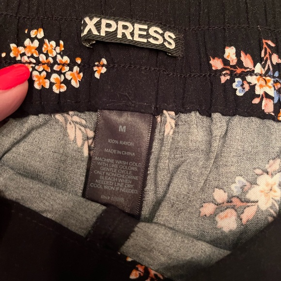 Express. Size M. Black floral shorts. - Picture 3 of 3